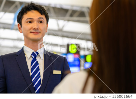 空港スタッフが接客中 ■撮影協力:関西国際空港(KIX) 空港スタッフが接客中 ■撮影協力:関西国際空港(KIX) 136001664