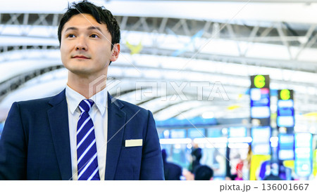 空港スタッフ 未来を見つめるスーツ姿 ■撮影協力:関西国際空港(KIX) 空港スタッフ 未来を見つめるスーツ姿 ■撮影協力:関西国際空港(KIX) 136001667
