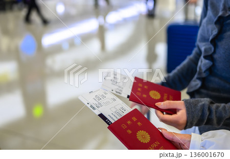 パスポートと搭乗券 ■撮影協力：関西国際空港（KIX） 136001670