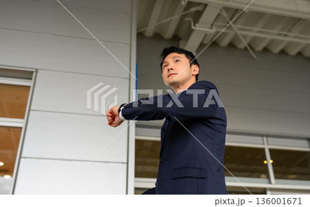 男性が腕時計を確認 ■撮影協力:関西国際空港(KIX) 男性が腕時計を確認 ■撮影協力:関西国際空港(KIX) 136001671