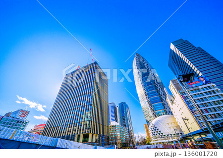 日本の東京都市景観1月25日。新宿駅西口再開発や西新宿一丁目地区プロジェクト、クレーンなどを望む 136001720
