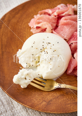 ブッラータチーズと生ハムの盛り合わせ 136001870