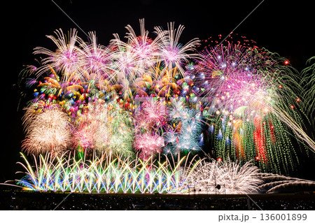 ぎおん柏崎まつり海の大花火大会 スターマイン ぎおん柏崎まつり海の大花火大会 スターマイン 136001899