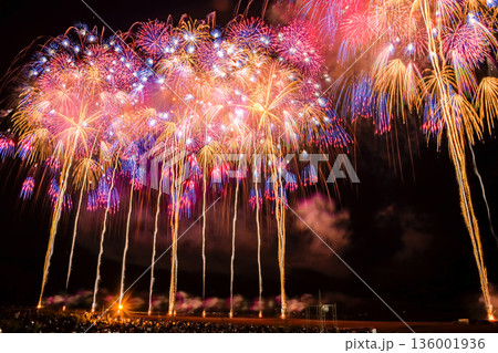 ぎおん柏崎まつり海の大花火大会　尺玉300連発 136001936