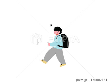 ランドセルを背負って歩く男の子 136002131