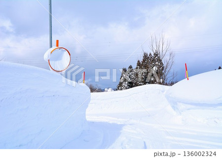 雪国のカーブミラー 雪国のカーブミラー 136002324