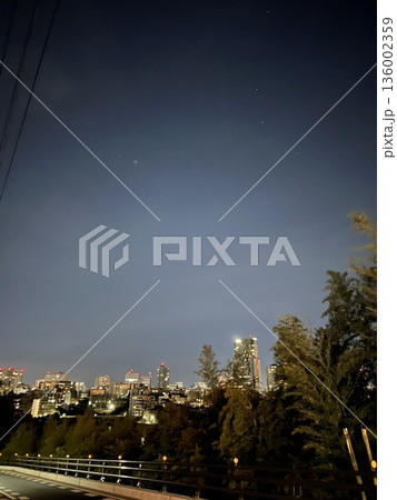 住宅街から望む静かな都市の夜景と夜空 136002359