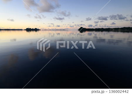 美しい穏やかな海と朝焼け パラオの風景 美しい穏やかな海と朝焼け パラオの風景 136002442