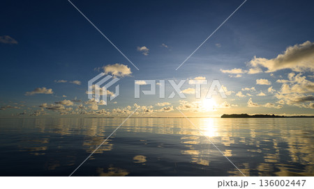 美しい穏やかな海と朝日 パラオの風景 美しい穏やかな海と朝日 パラオの風景 136002447