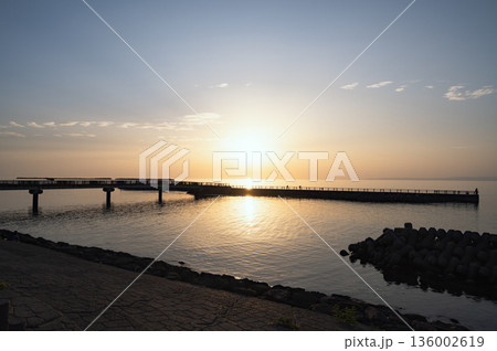 新潟 釣離岸堤の夕景(出雲崎町) 新潟 釣離岸堤の夕景(出雲崎町) 136002619