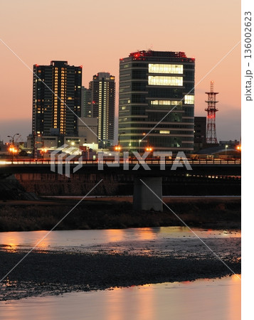赤く染まった冬の街並み 赤く染まった冬の街並み 136002623