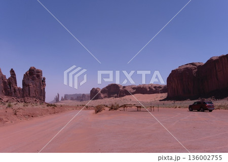 モニュメントバレーのハブ・ポイントからトーテムポール・ビューポイント方向とSUV モニュメントバレーのハブ・ポイントからトーテムポール・ビューポイント方向とSUV 136002755