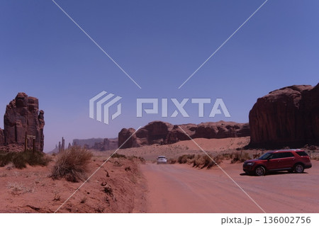 モニュメントバレーのトーテムポール・ビューポイントへのダートロード モニュメントバレーのトーテムポール・ビューポイントへのダートロード 136002756