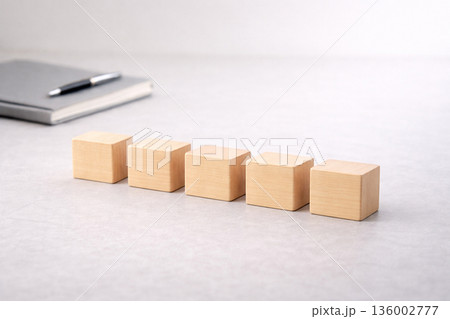 支援や負担軽減をイメージした無地のウッドブロック素材｜余白あり 136002777