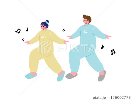 部屋着でダンスするカップル 136002778