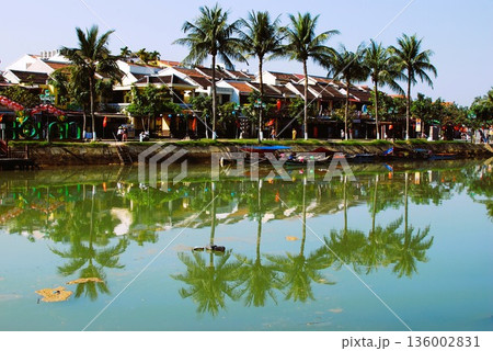 川沿いのホイアンの風景 136002831