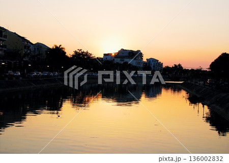 ホイアンの夕暮れの川 136002832
