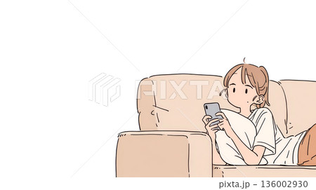 ソファに転がってスマホを見る女性 136002930