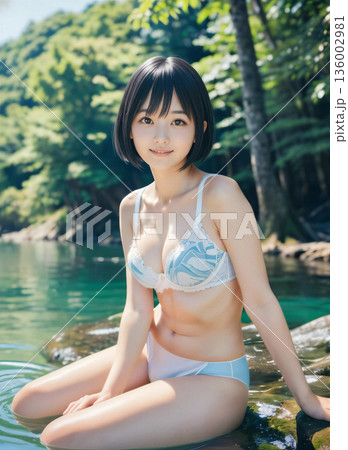 夏空の渓流で水遊びをする笑顔の若い女性 136002981