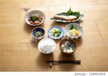和食の朝食 御飯 食卓 配膳 和食の朝食 御飯 食卓 配膳 136003059