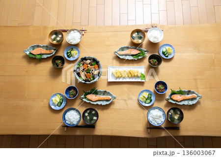 和食の朝食　御飯　食卓　配膳 136003067