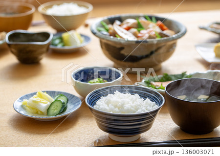 和食の朝食 御飯 食卓 配膳 和食の朝食 御飯 食卓 配膳 136003071