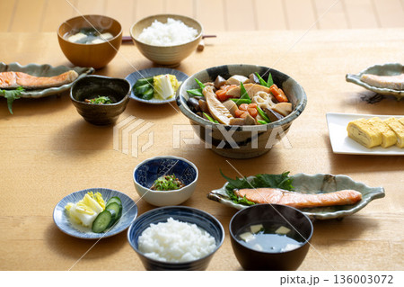 和食の朝食　御飯　食卓　配膳 136003072