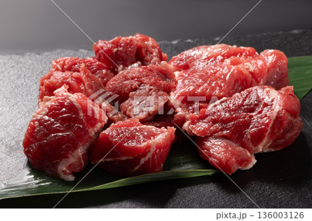 ［岩手県産］生　ミンククジラ（加熱用　大和煮用） 136003126