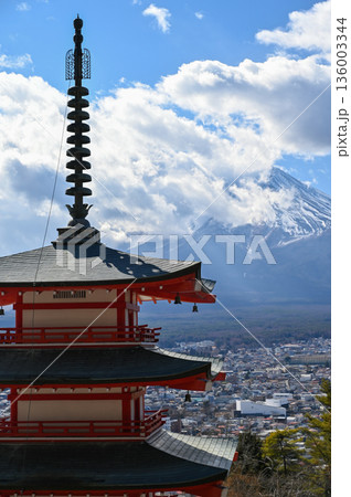 新倉山五重塔と雪化粧する富士山 136003344