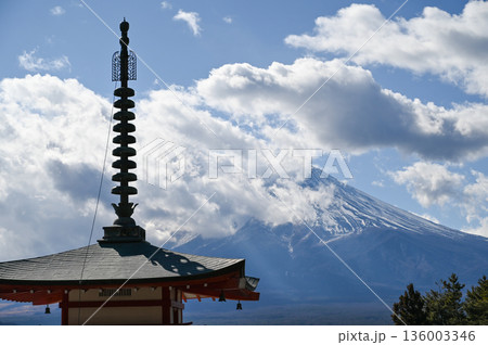 新倉山五重塔と雪化粧する富士山 新倉山五重塔と雪化粧する富士山 136003346