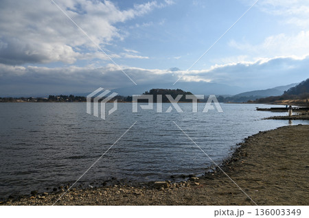 新倉山五重塔と雪化粧する富士山 136003349