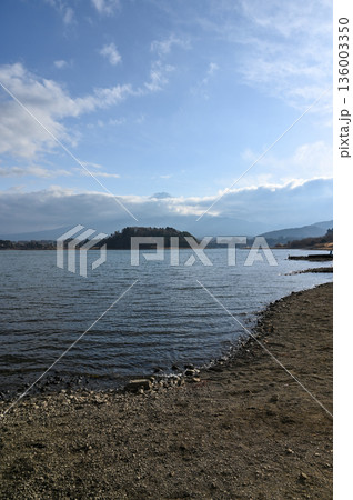 新倉山五重塔と雪化粧する富士山 136003350