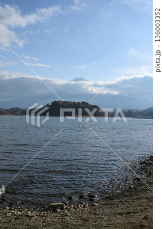 新倉山五重塔と雪化粧する富士山 136003352