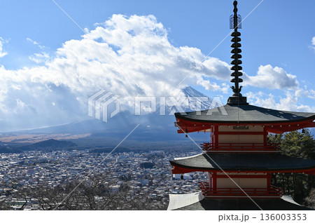 新倉山五重塔と雪化粧する富士山 136003353