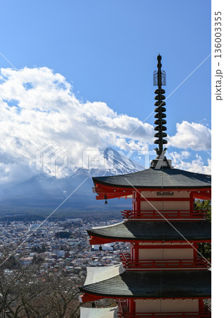 新倉山五重塔と雪化粧する富士山 136003355