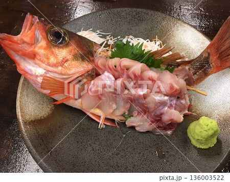 水揚げ直後の輝き!メバル 刺身 頭付き 盛り付け 春告魚 水揚げ直後の輝き!メバル 刺身 頭付き 盛り付け 春告魚 136003522