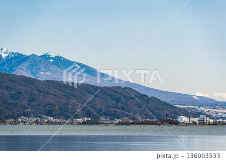 青空と雪山を望む諏訪湖の冬景色 136003533