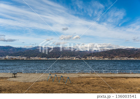湖畔から眺める自然風景　諏訪湖 136003541
