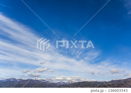 広い青空と山並みが広がる蓼科山・霧ヶ峰の高原風景 広い青空と山並みが広がる蓼科山・霧ヶ峰の高原風景 136003543