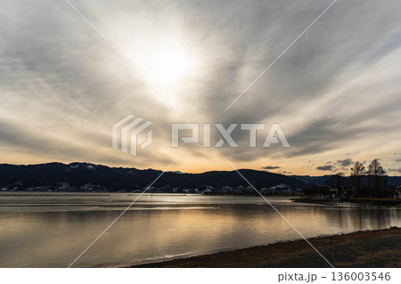 冬の諏訪湖に広がる夕景と御神渡り 冬の諏訪湖に広がる夕景と御神渡り 136003546