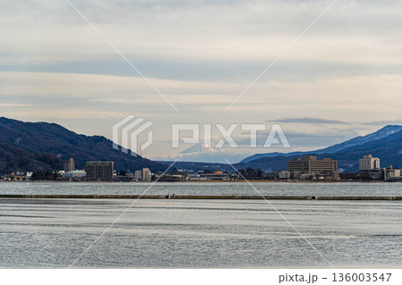 諏訪湖越しに望む富士山と地方都市の冬景色 136003547