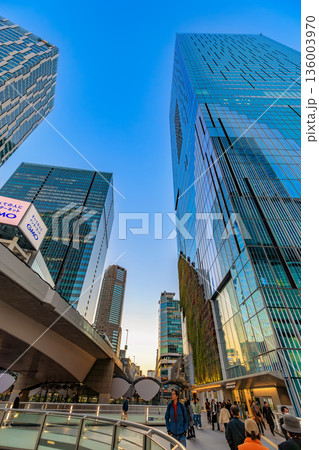 東京　渋谷区　夕方の渋谷駅前の街並み　渋谷スクランブルスクエアとSHIBUYAタワー　 136003970