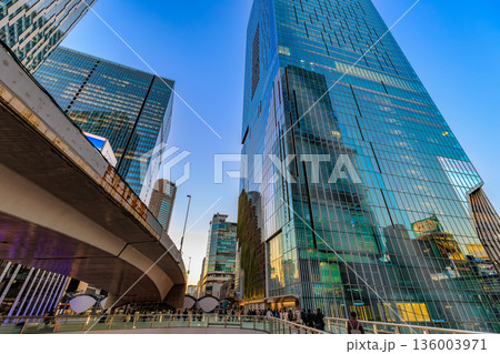 東京 渋谷区 夕方の渋谷駅前の街並み 渋谷スクランブルスクエアとSHIBUYAタワー 東京 渋谷区 夕方の渋谷駅前の街並み 渋谷スクランブルスクエアとSHIBUYAタワー 136003971
