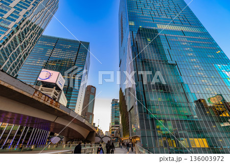 東京　渋谷区　夕方の渋谷駅前の街並み　渋谷スクランブルスクエアとSHIBUYAタワー　 136003972