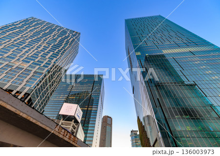 東京 渋谷区 夕方の渋谷駅前の街並み 渋谷スクランブルスクエアと渋谷ストリーム 東京 渋谷区 夕方の渋谷駅前の街並み 渋谷スクランブルスクエアと渋谷ストリーム 136003973
