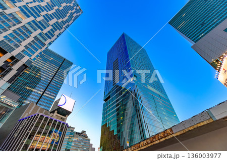 東京　渋谷区　夕方の渋谷駅前の街並み　渋谷スクランブルスクエアと渋谷ストリーム 136003977