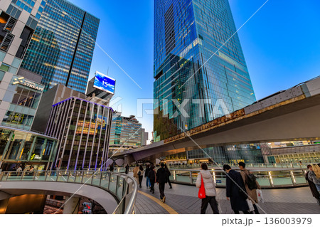 東京 渋谷区 夕方の渋谷駅前の街並み 渋谷スクランブルスクエア 東京 渋谷区 夕方の渋谷駅前の街並み 渋谷スクランブルスクエア 136003979