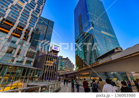 東京　渋谷区　夕方の渋谷駅前の街並み　渋谷スクランブルスクエアと渋谷ストリーム 136003980