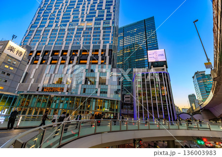 東京　渋谷区　夕方の渋谷駅前の街並み　渋谷ストリーム 136003983