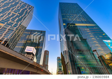 東京 渋谷区 夕方の渋谷駅前の街並み 渋谷スクランブルスクエアと渋谷ストリーム 東京 渋谷区 夕方の渋谷駅前の街並み 渋谷スクランブルスクエアと渋谷ストリーム 136003984